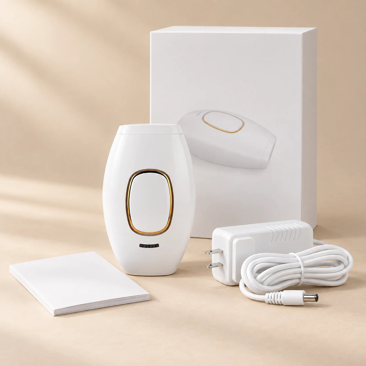 Depiladora IPL blanca con su caja, adaptador de corriente y manual