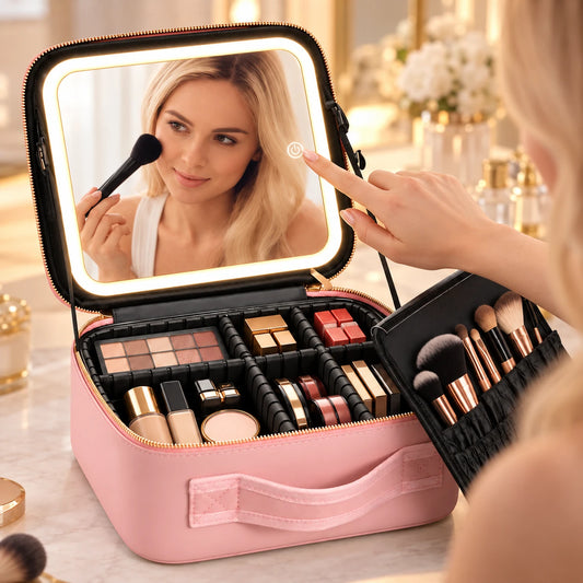 Mujer ajustando el brillo del espejo LED de la cosmetiquera con un toque