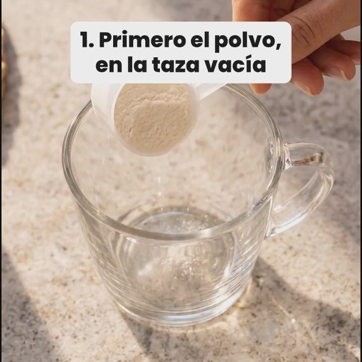 Así se echa el colágeno sin grumos: primero el polvo, un chorrito, revuelves y completas la taza